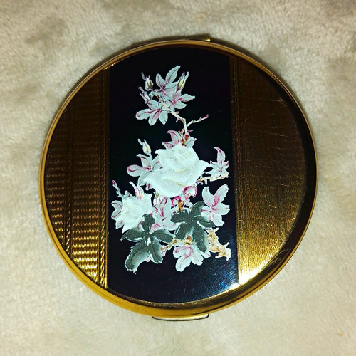 Beautiful vintage stratton - beautiful,