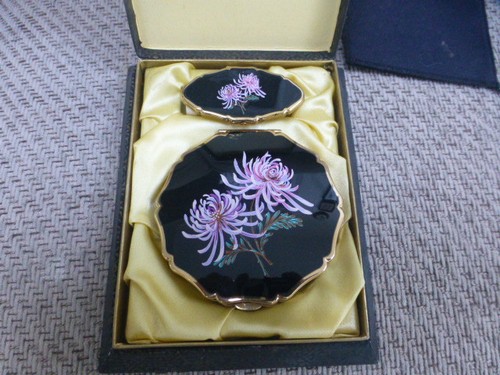 Stratton powder compact with